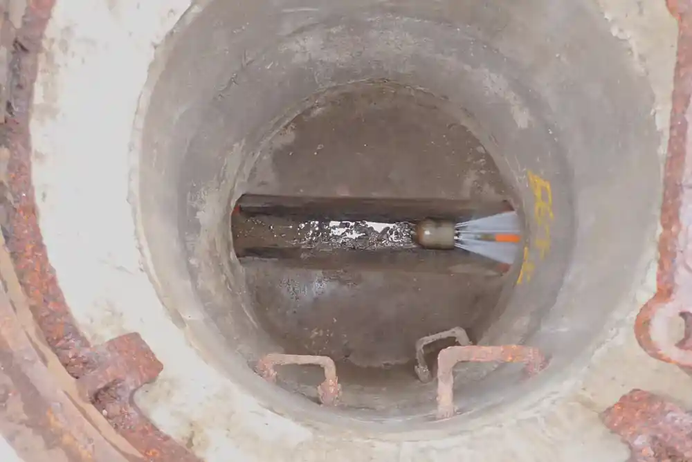 下水道管渠清掃の作業中