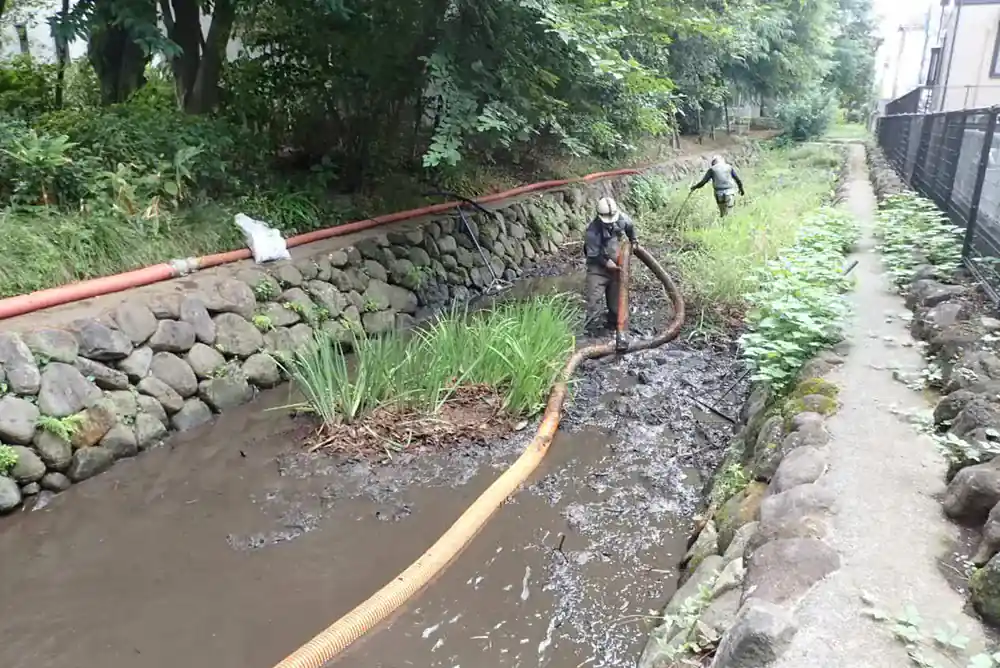 河川清掃の作業中