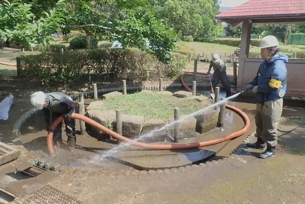 公園・池清掃の作業中