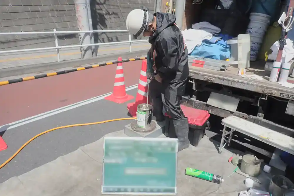補修作業を行うスタッフ