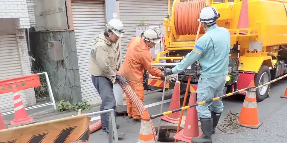 清掃作業を行うスタッフ