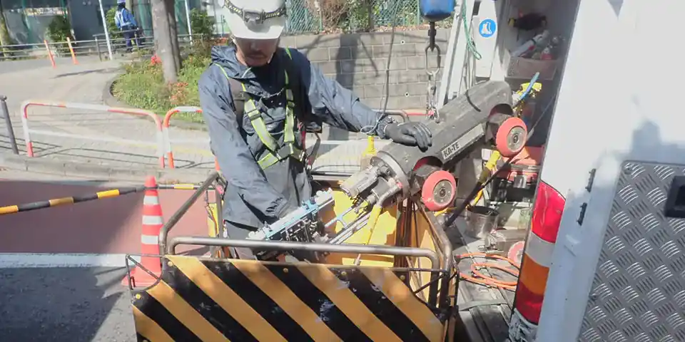 補修作業を行うスタッフ