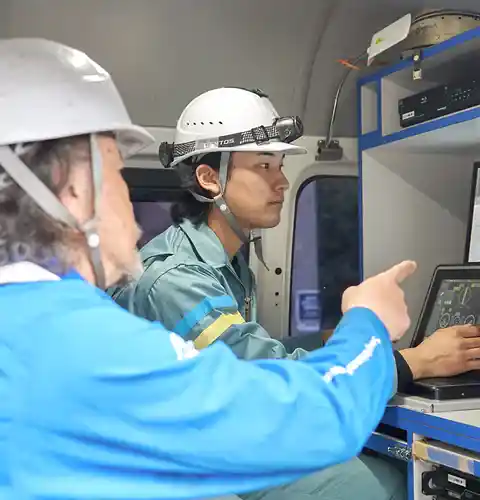 操作室で機器を確認するスタッフ