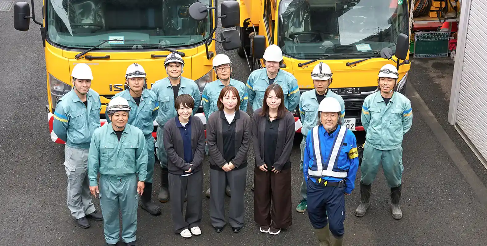 現場で作業内容を確認するスタッフ