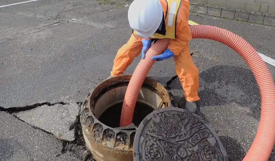 社会支援活動でマンホールを確認するスタッフ