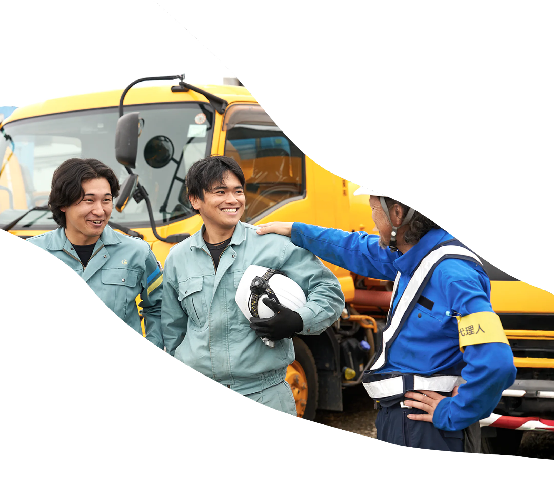 清掃車の前で作業するスタッフ