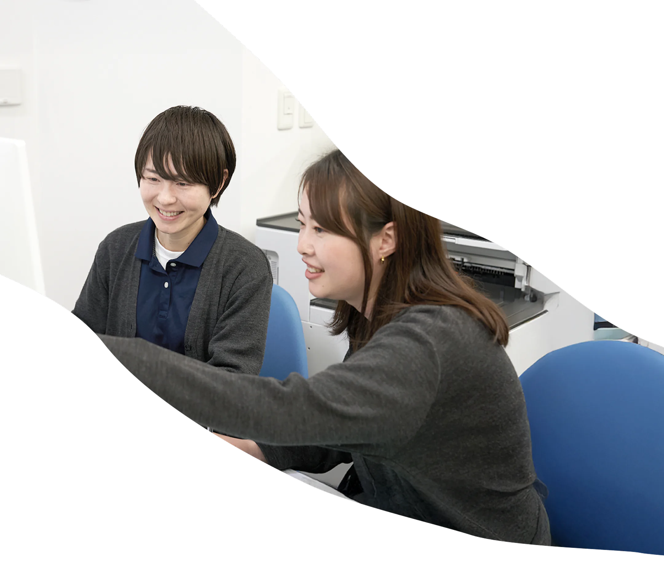 現場で設備を点検するスタッフ